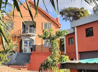À vendre : Magnifique propriété de 1460 m² avec deux maisons, F4 et F3, à Ambohidratrimo