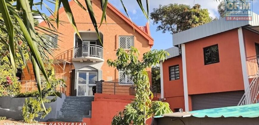 À vendre : Magnifique propriété de 1460 m² avec deux maisons, F4 et F3, à Ambohidratrimo