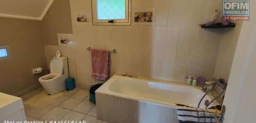 À vendre : Magnifique propriété de 1460 m² avec deux maisons, F4 et F3, à Ambohidratrimo