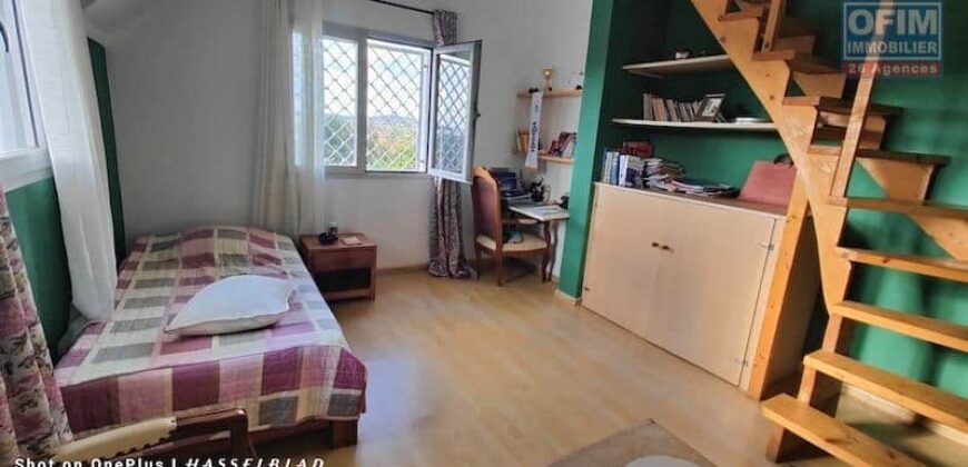 À vendre : Magnifique propriété de 1460 m² avec deux maisons, F4 et F3, à Ambohidratrimo