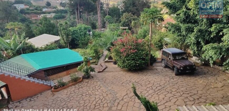 À vendre : Magnifique propriété de 1460 m² avec deux maisons, F4 et F3, à Ambohidratrimo