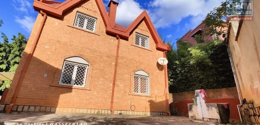 À vendre : Magnifique propriété de 1460 m² avec deux maisons, F4 et F3, à Ambohidratrimo