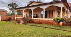 A vendre villa F4 avec F2 additionnelle sur un vaste terrain de 1700 m2 située dans le quartier paisible d’Anosiala Ambohidratrimo