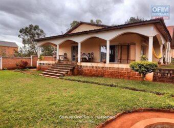 A vendre villa F4 avec F2 additionnelle sur un vaste terrain de 1700 m2 située dans le quartier paisible d’Anosiala Ambohidratrimo