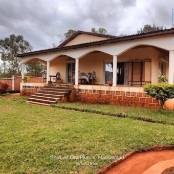 A vendre villa F4 avec F2 additionnelle sur un vaste terrain de 1700 m2 située dans le quartier paisible d’Anosiala Ambohidratrimo
