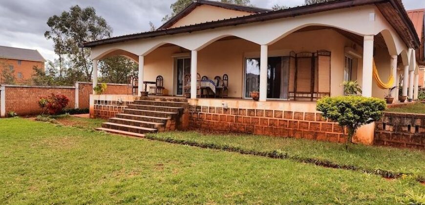 A vendre villa F4 avec F2 additionnelle sur un vaste terrain de 1700 m2 située dans le quartier paisible d’Anosiala Ambohidratrimo
