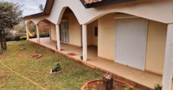 A vendre villa F4 avec F2 additionnelle sur un vaste terrain de 1700 m2 située dans le quartier paisible d’Anosiala Ambohidratrimo