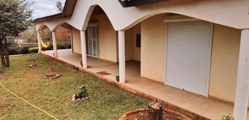 A vendre villa F4 avec F2 additionnelle sur un vaste terrain de 1700 m2 située dans le quartier paisible d’Anosiala Ambohidratrimo