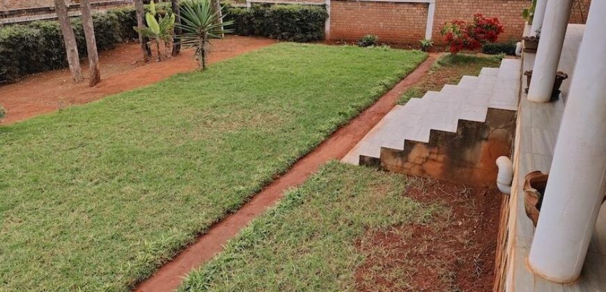 A vendre villa F4 avec F2 additionnelle sur un vaste terrain de 1700 m2 située dans le quartier paisible d’Anosiala Ambohidratrimo