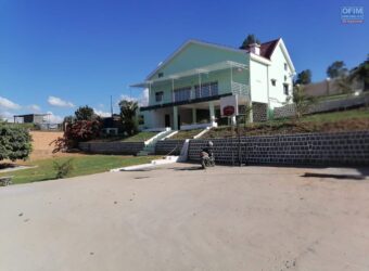 Villa à étage semi-meublée F8, Ambohidratrimo