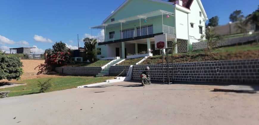 Villa à étage semi-meublée F8, Ambohidratrimo