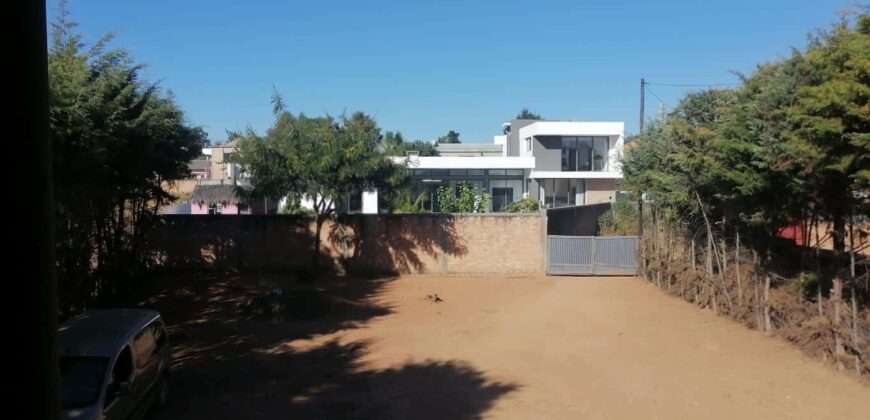 A vendre villa de type F4 à terminer sur terrain piscinable de 874 m² à Ivato