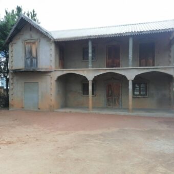 A vendre villa de type F4 à terminer sur terrain piscinable de 874 m² à Ivato