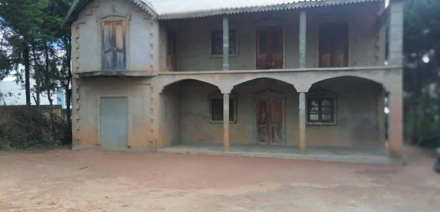 A vendre villa de type F4 à terminer sur terrain piscinable de 874 m² à Ivato