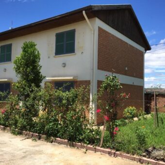 En vente une villa F4 à étage implantée dans une résidence sécurisée à Tanjombato