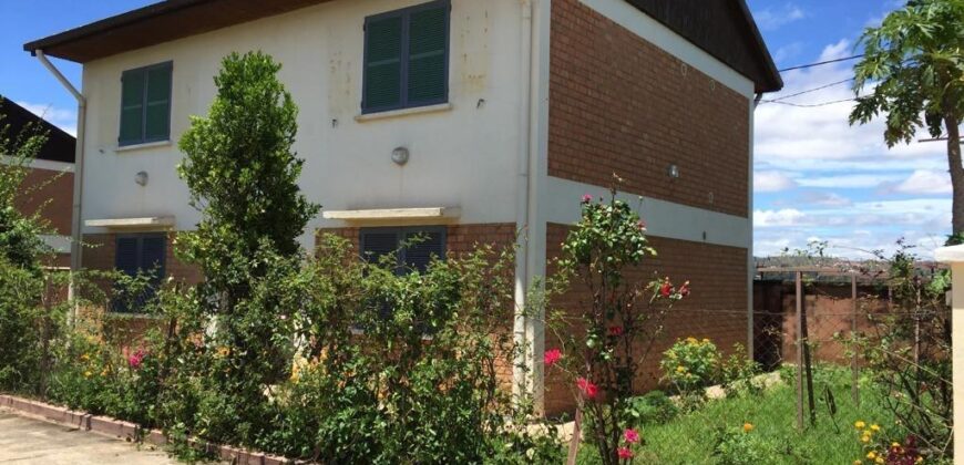 En vente une villa F4 à étage implantée dans une résidence sécurisée à Tanjombato