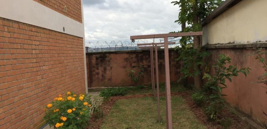 En vente une villa F4 à étage implantée dans une résidence sécurisée à Tanjombato
