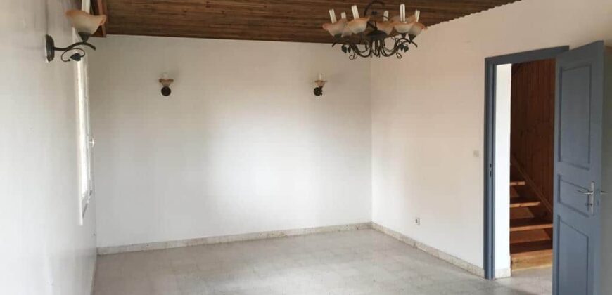 En vente une villa F4 à étage implantée dans une résidence sécurisée à Tanjombato
