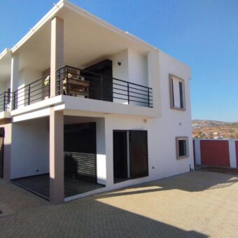 À Vendre : Villa Neuve et Moderne F5 située dans un quartier calme et résidentiel à Ambohijanaka