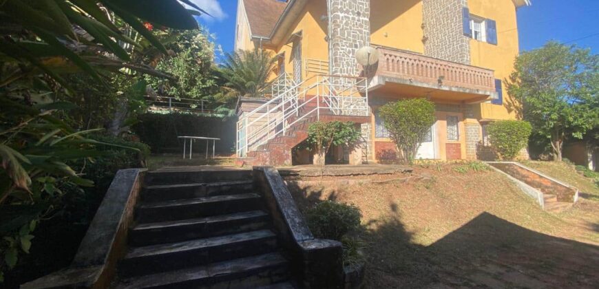 Offre de Location : villa F5 semi-meublée avec vue montagne et appartement indépendant à Ambolokandrina
