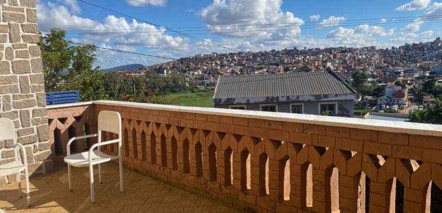 Offre de Location : villa F5 semi-meublée avec vue montagne et appartement indépendant à Ambolokandrina