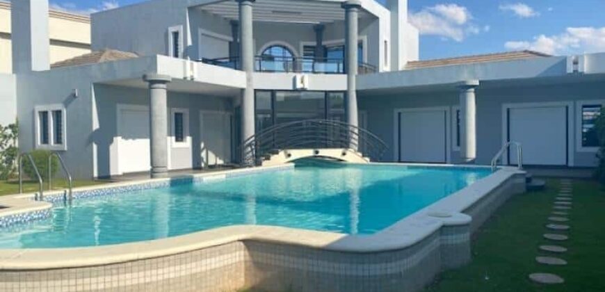 À Louer une superbe villa F5 avec piscine à Ivandry, quartier Résidentiel