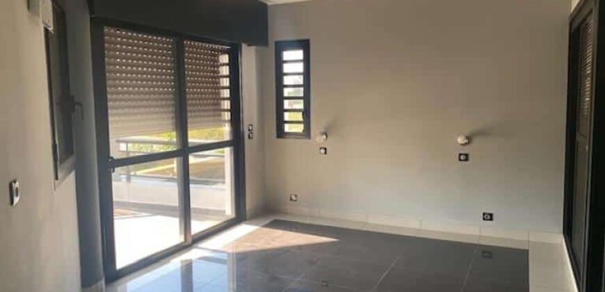 À Louer une superbe villa F5 avec piscine à Ivandry, quartier Résidentiel