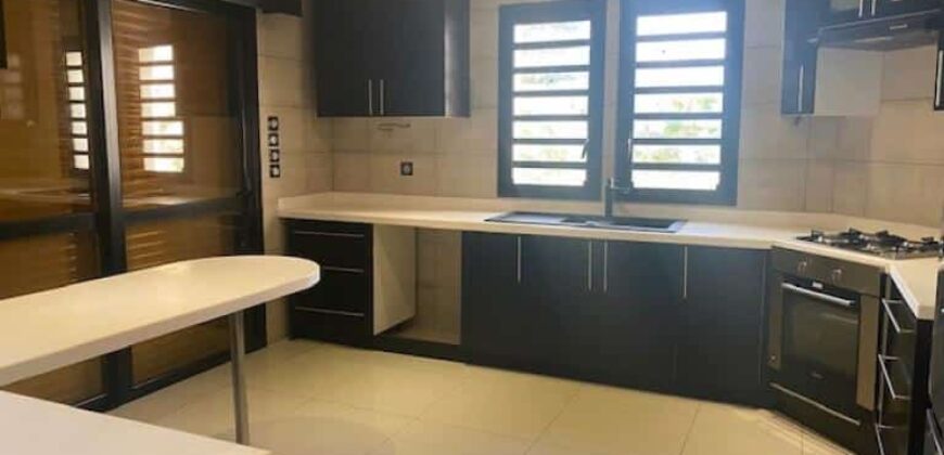 À Louer une superbe villa F5 avec piscine à Ivandry, quartier Résidentiel