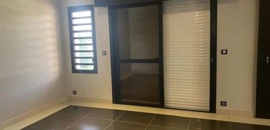 À Louer une superbe villa F5 avec piscine à Ivandry, quartier Résidentiel