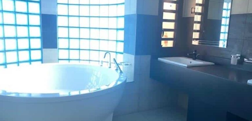À Louer une superbe villa F5 avec piscine à Ivandry, quartier Résidentiel