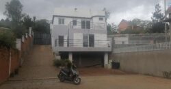 A vendre villa de style cubique à usage mixte située en bord de route à Alasora