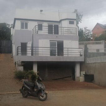 A vendre villa de style cubique à usage mixte située en bord de route à Alasora