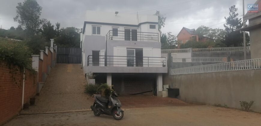 A vendre villa de style cubique à usage mixte située en bord de route à Alasora