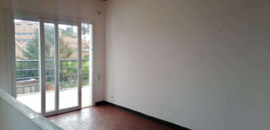 A vendre villa de style cubique à usage mixte située en bord de route à Alasora