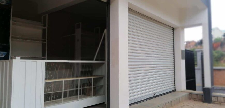 A vendre villa de style cubique à usage mixte située en bord de route à Alasora