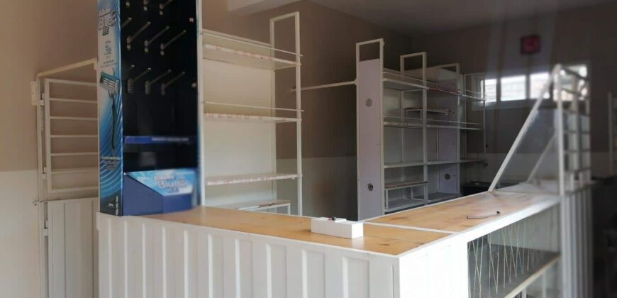 A vendre villa de style cubique à usage mixte située en bord de route à Alasora