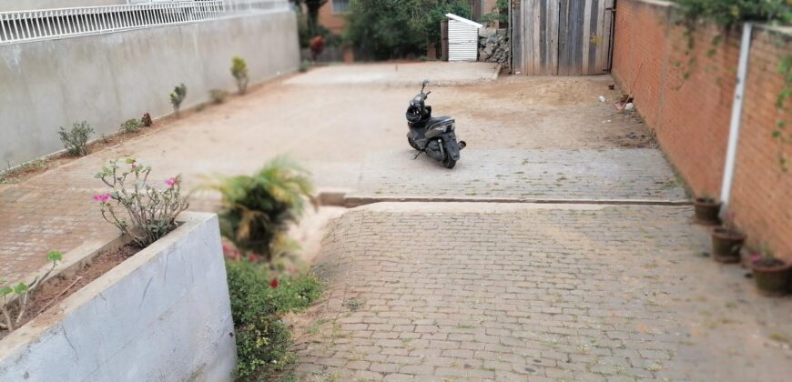 A vendre villa de style cubique à usage mixte située en bord de route à Alasora
