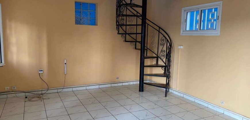 Charmante villa F5 sur 3 niveaux à louer proche de l’université à Ankatso