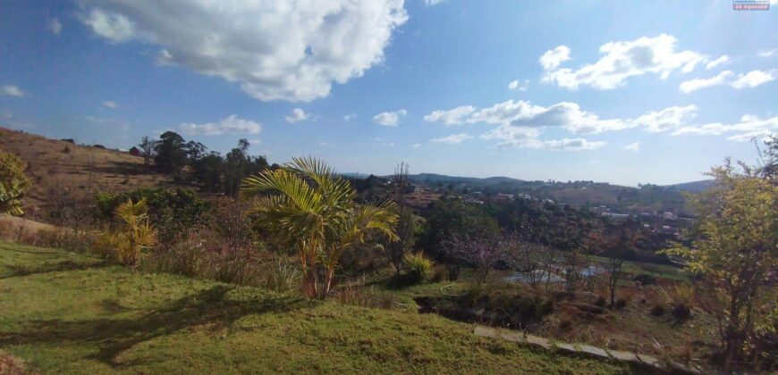 Grande villa F5 et vaste terrain arboré à vendre à Ambohimalaza