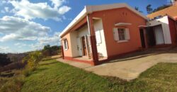 Grande villa F5 et vaste terrain arboré à vendre à Ambohimalaza