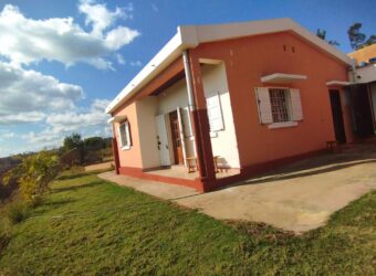 Grande villa F5 et vaste terrain arboré à vendre à Ambohimalaza