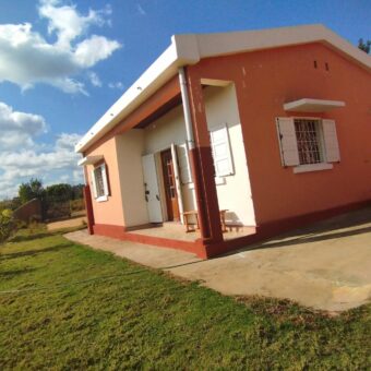 Grande villa F5 et vaste terrain arboré à vendre à Ambohimalaza