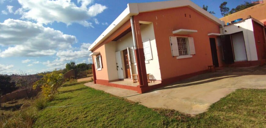 Grande villa F5 et vaste terrain arboré à vendre à Ambohimalaza