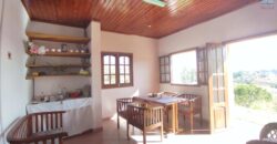 Grande villa F5 et vaste terrain arboré à vendre à Ambohimalaza