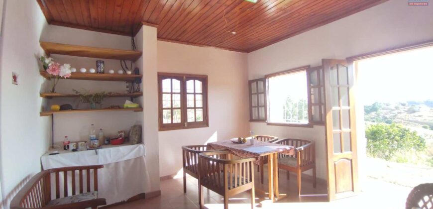 Grande villa F5 et vaste terrain arboré à vendre à Ambohimalaza