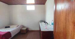 Grande villa F5 et vaste terrain arboré à vendre à Ambohimalaza
