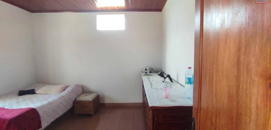Grande villa F5 et vaste terrain arboré à vendre à Ambohimalaza