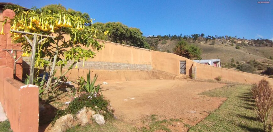 Grande villa F5 et vaste terrain arboré à vendre à Ambohimalaza