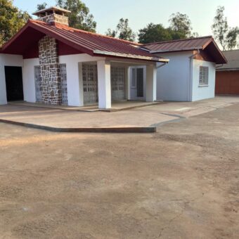 En location villa T4 avec grande cour située à Mandrosoa Ivato