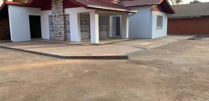En location villa T4 avec grande cour située à Mandrosoa Ivato